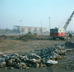 824483 Afbeelding van de aanleg van een oefenveld bij het Stadion Galgenwaard (Stadionplein) te Utrecht, met rechts een ...